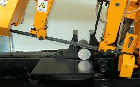 津市数控带锯床自动送料精度会出现偏差吗？